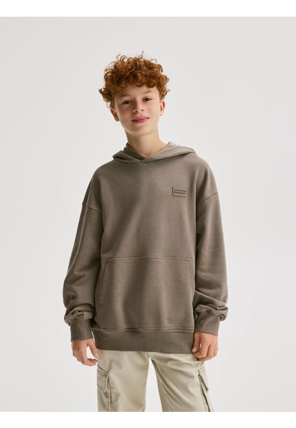 Reserved - Bluza oversize z kapturem - ciemnobrązowy. Typ kołnierza: kaptur. Kolor: brązowy. Materiał: dzianina, bawełna