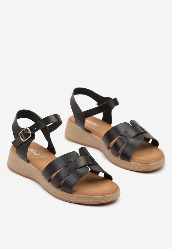 Renee - Czarne Sandały Płaskie z Ozdobnymi Paskami Viramia. Okazja: na co dzień. Zapięcie: pasek. Kolor: czarny. Materiał: jeans. Wzór: paski. Obcas: na koturnie. Styl: elegancki, casual