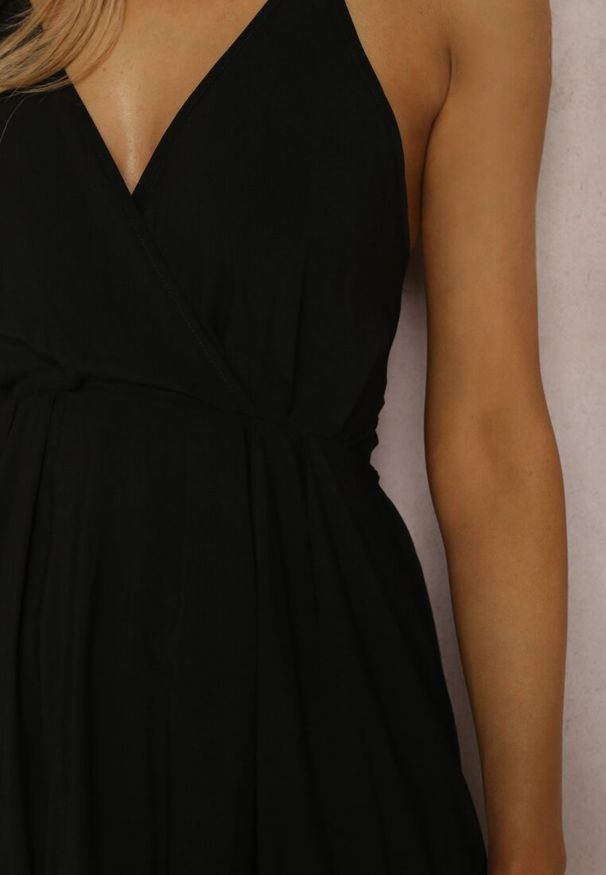 Renee - Czarna Sukienka z Wiskozy Iphyle. Kolor: czarny. Materiał: wiskoza. Długość rękawa: na ramiączkach. Sezon: lato. Typ sukienki: kopertowe. Długość: mini