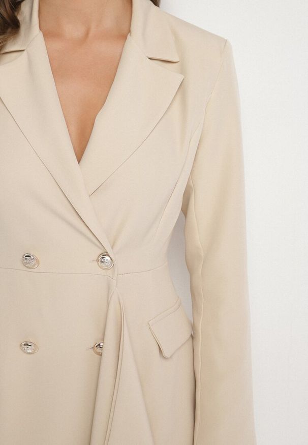 Born2be - Jasnobeżowa Taliowana Sukienka o Kroju Marynarki z Mini Trenem Besista. Kolor: beżowy. Długość rękawa: długi rękaw. Wzór: aplikacja. Styl: elegancki, klasyczny. Długość: mini