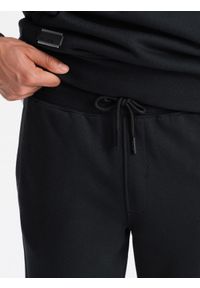 Ombre Clothing - Bawełniane spodnie męskie dresowe joggery BASIC – czarne V9. Okazja: na co dzień. Kolor: czarny. Materiał: dresówka, bawełna. Wzór: aplikacja. Styl: sportowy, casual, elegancki #10