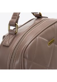 Wittchen - Damski plecak z geometrycznie pikowanym przodem beżowy. Kolor: beżowy. Materiał: skóra ekologiczna. Wzór: geometria #3