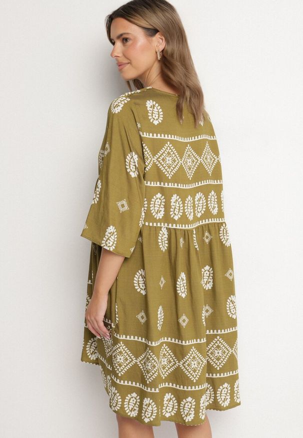 Born2be - Ciemnozielona Wiskozowa Sukienka ze Wzorem Boho Frisana. Okazja: na co dzień. Typ kołnierza: dekolt w kształcie V. Kolor: zielony. Materiał: wiskoza. Styl: boho