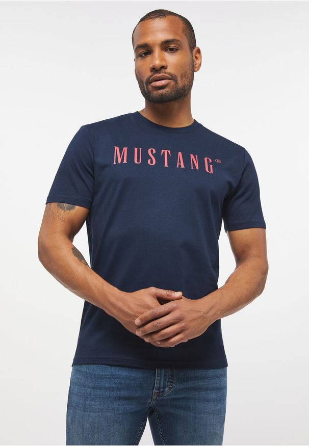 Mustang - MUSTANG Style Alex C LOGO Tee MĘSKI T-SHIRT KOSZULKA NADRUK LOGO BLUE NIGHTS 1013221 4085. Wzór: nadruk