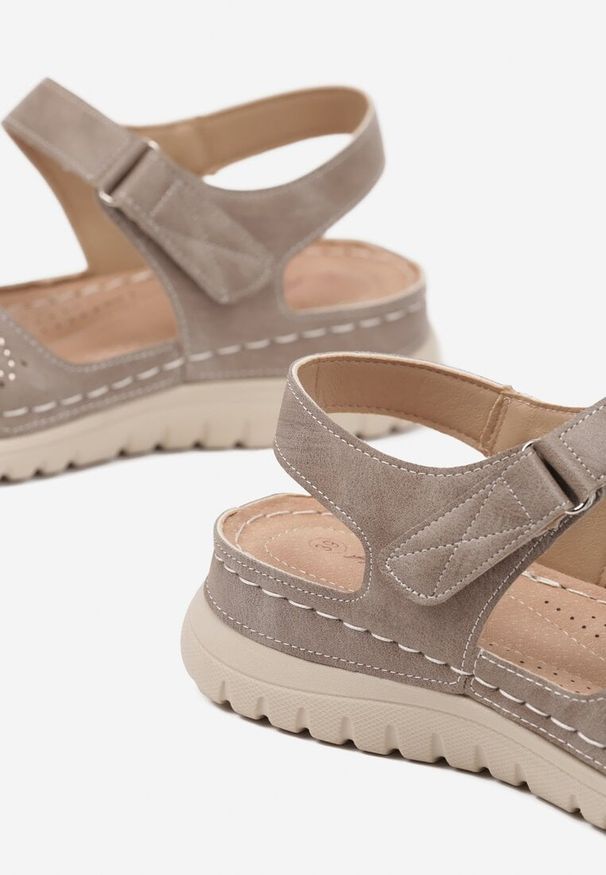 Born2be - Ciemnobeżowe Sandały z Ażurowym Wzorem Narriti. Okazja: na spacer. Kolor: beżowy. Wzór: ażurowy. Sezon: lato. Obcas: na obcasie. Styl: klasyczny. Wysokość obcasa: średni