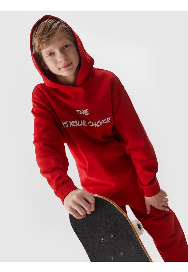 4F JUNIOR - Bluza dresowa nierozpinana z kapturem chłopięca - bordowa. Okazja: na co dzień. Typ kołnierza: kaptur. Kolor: czerwony. Materiał: dresówka. Wzór: napisy, gładki, ze splotem. Styl: sportowy, casual