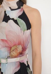 Born2be - Czarna Sukienka z Plisami Wiązaniem i Paskiem z Klamrą Nitenna. Okazja: na imprezę, na co dzień. Kolor: czarny. Długość rękawa: bez rękawów. Typ sukienki: rozkloszowane. Styl: elegancki, casual, klasyczny #3