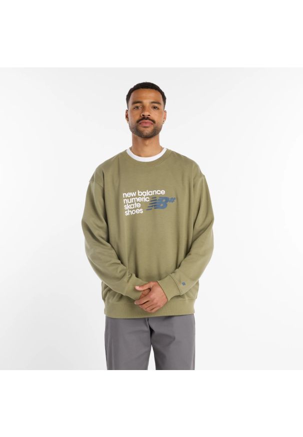 Bluza męska New Balance Numeric MT51952DEK – zielona. Kolor: zielony. Materiał: materiał, poliester, bawełna. Wzór: aplikacja, napisy