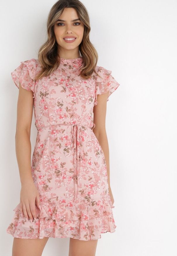Born2be - Różowa Sukienka Corite. Typ kołnierza: kołnierz z falbankami. Kolor: różowy. Materiał: tkanina. Wzór: kolorowy, aplikacja, kwiaty. Długość: mini