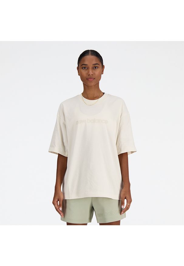 Koszulka damska New Balance WT41555LIN – beżowa. Kolor: beżowy. Materiał: bawełna. Wzór: napisy