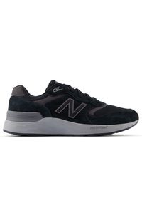Buty męskie New Balance MW880BB7 – czarne. Okazja: na co dzień, na spacer. Kolor: czarny. Materiał: zamsz, guma. Szerokość cholewki: normalna. Sport: turystyka piesza, fitness
