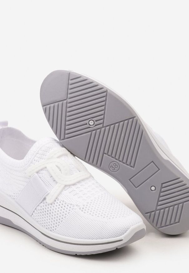Born2be - Białe Buty Sportowe na Koturnie z Elastyczną Cholewką przed Kostkę Vataria. Okazja: na co dzień. Wysokość cholewki: przed kostkę. Kolor: biały. Materiał: jeans. Szerokość cholewki: normalna. Obcas: na koturnie
