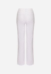 Born2be - Białe Bawełniane Jeansy z Tłoczonym Wzorem Tilomera. Okazja: na co dzień. Kolor: biały. Styl: klasyczny, elegancki, casual