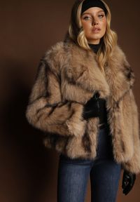 Renee - Beżowa Kurtka Futerko z Ozdobnym Kołnierzem Fitene. Okazja: na co dzień. Kolor: beżowy. Materiał: futro. Styl: klasyczny, casual, elegancki