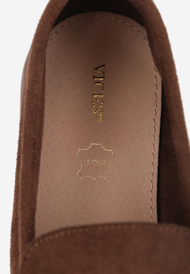 Renee - Brązowe Mokasyny VICES Casualowe ze Skórzaną Wkładką i Metalowymi Ozdobami Dinsmore. Okazja: na co dzień. Nosek buta: okrągły. Kolor: brązowy. Materiał: skóra. Wzór: aplikacja. Obcas: na obcasie. Styl: casual. Wysokość obcasa: niski