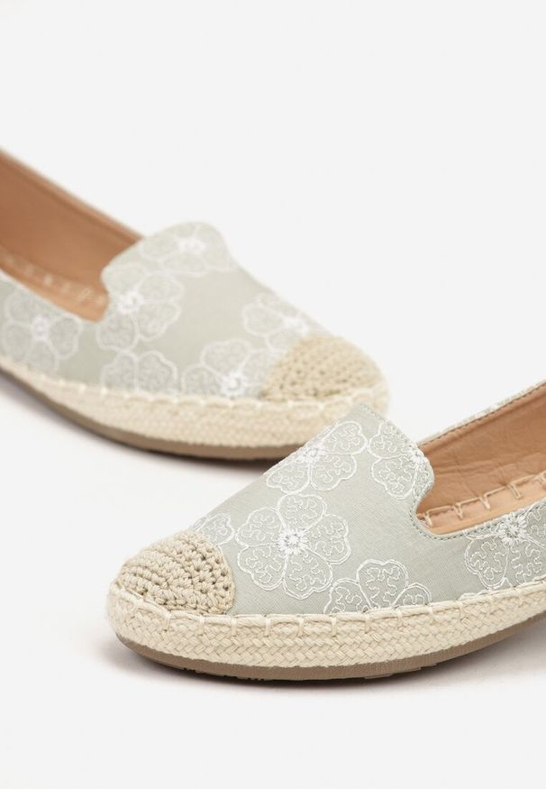 Renee - Jasnozielone Espadryle Ozdobione Plecionką i Motywem Kwiatów Ralanne. Okazja: na co dzień. Kolor: zielony. Wzór: aplikacja, kwiaty. Sezon: lato. Styl: elegancki, casual
