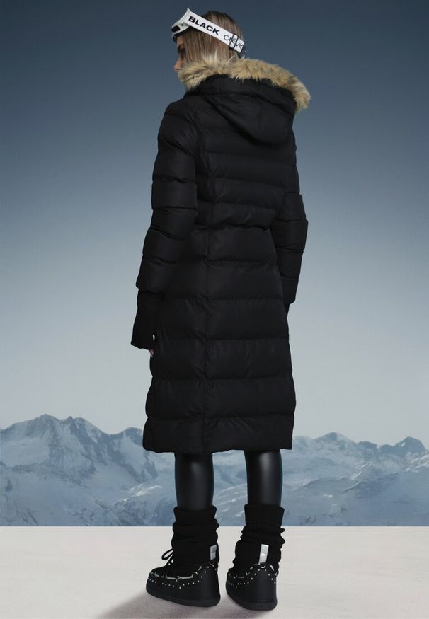 Born2be - Czarna Kurtka Pikowana Mocno Ocieplana z Kapturem z Futerkiem Gelirra. Okazja: na co dzień. Typ kołnierza: kaptur. Kolor: czarny. Materiał: futro. Długość rękawa: długi rękaw. Długość: długie. Styl: elegancki, casual