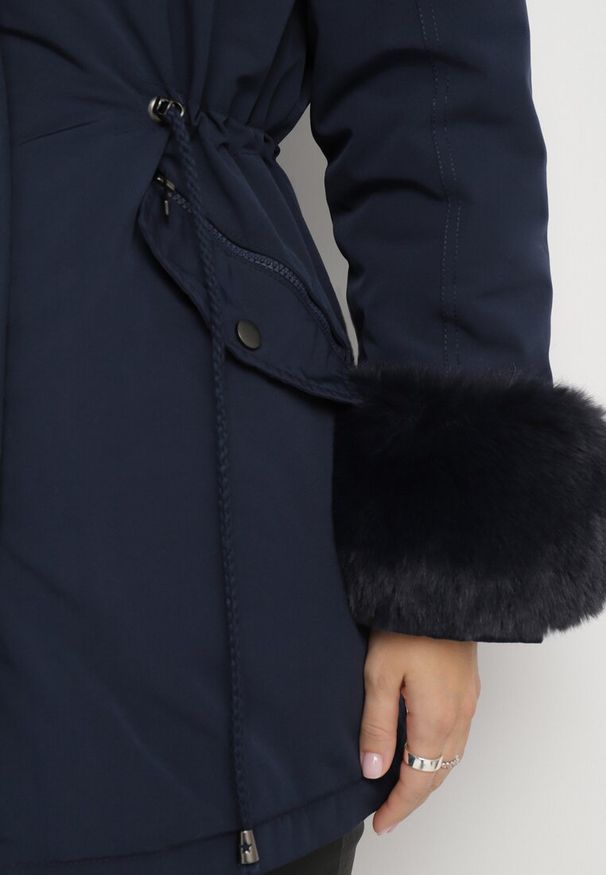 Born2be - Granatowa Kurtka Parka z Futerkiem i Ściągaczem Hegade. Kolor: niebieski. Materiał: futro. Wzór: aplikacja