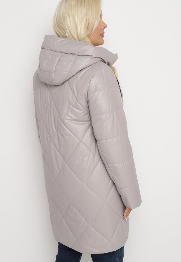 Born2be - Beżowa Długa Pikowana Kurtka z Kapturem i Dwustronnym Suwakiem Eritha. Okazja: na co dzień. Typ kołnierza: kaptur. Kolekcja: plus size. Kolor: beżowy. Materiał: jeans. Długość rękawa: długi rękaw. Długość: długie. Styl: elegancki, casual