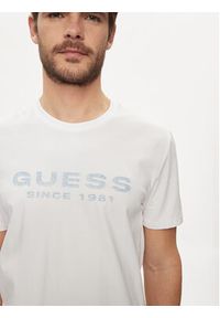 Guess T-Shirt M4GI61 J1314 Biały Slim Fit. Kolor: biały. Materiał: bawełna