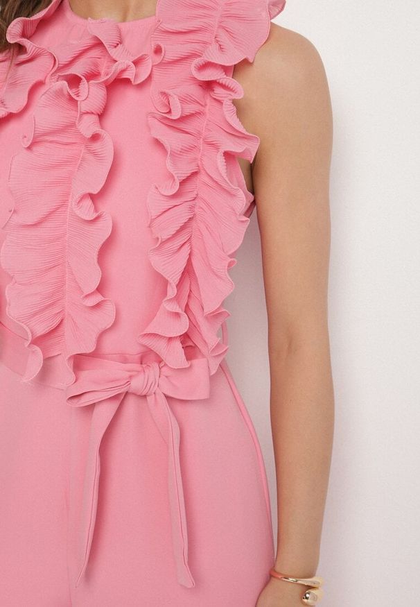 Born2be - Różowy Koktajlowy Kombinezon z Żabotem Szerokimi Nogawkami i Paskiem w Talii Uenelsea. Kolor: różowy. Styl: wizytowy