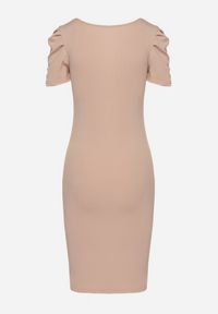 Born2be - Beżowa Sukienka o Dopasowanym Kroju z Bufiastymi Rękawami Aravitia. Okazja: na co dzień. Kolor: beżowy. Typ sukienki: dopasowane, proste. Styl: casual #2