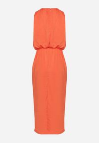 Born2be - Pomarańczowa Taliowana Sukienka Ozdobiona Marszczeniem Rindessa. Okazja: do pracy, na spotkanie biznesowe. Kolor: pomarańczowy. Wzór: aplikacja. Styl: klasyczny, biznesowy #5