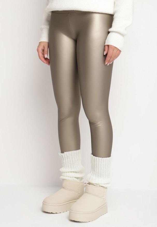 Born2be - Srebrne Legginsy z Ekoskóry z Wysokim Stanem i Polarem Labira. Okazja: na co dzień. Stan: podwyższony. Kolor: złoty. Materiał: polar. Wzór: aplikacja. Styl: elegancki, casual