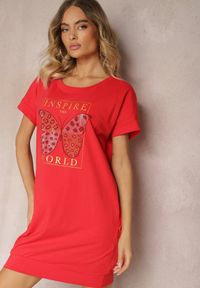 Renee - Czerwona Pudełkowa Sukienka w Stylu T-shirtu Zdobiona Nadrukiem z Cyrkoniami Leliflea. Kolor: czerwony. Długość rękawa: krótki rękaw. Wzór: nadruk, aplikacja. Typ sukienki: proste #1