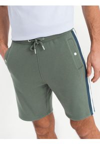 Ombre Clothing - Męskie dresowe szorty z lampasami i ściągaczem w pasie – oliwkowe V2. Okazja: na co dzień. Kolor: oliwkowy. Materiał: dresówka. Wzór: aplikacja. Styl: retro, casual #10