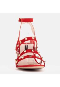 Marco Shoes Sandały zamszowe z ćwiekami ozdobnymi czerwone. Kolor: czerwony. Materiał: zamsz