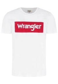 Wrangler - T-SHIRT MĘSKI WRANGLER SS LOGO TEE WHITE W742FK989 112131082. Okazja: na uczelnię. Materiał: bawełna, jeans, materiał. Wzór: nadruk. Sezon: lato. Styl: klasyczny