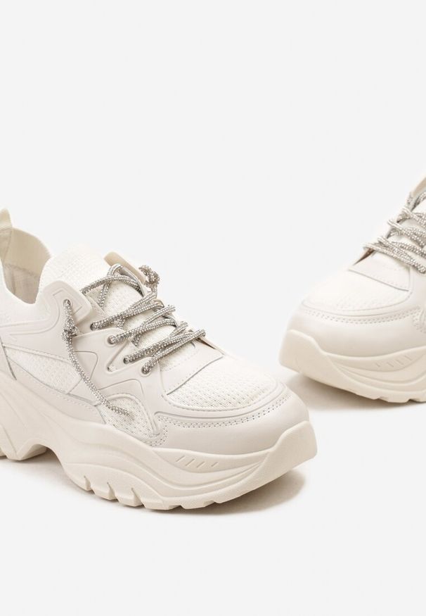 Renee - Beżowe Sneakersy Wsuwane ze Zdobionymi Sznurówkami na Grubej Podeszwie Destal. Okazja: na co dzień. Zapięcie: bez zapięcia. Kolor: beżowy. Materiał: jeans. Szerokość cholewki: normalna. Wzór: aplikacja