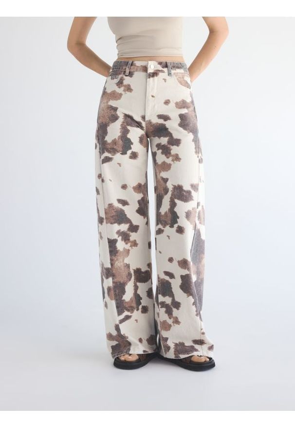 Reserved - Jeansy wide leg ze zwierzęcym wzorem - wielobarwny. Wzór: motyw zwierzęcy