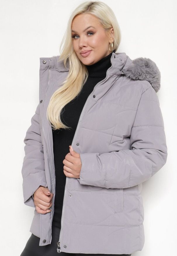 Born2be - Szara Kurtka Pikowana z Odpinanym Kapturem ze Sztucznym Futerkiem Parinia. Kolekcja: plus size. Kolor: szary. Materiał: futro. Sezon: zima. Styl: sportowy, klasyczny