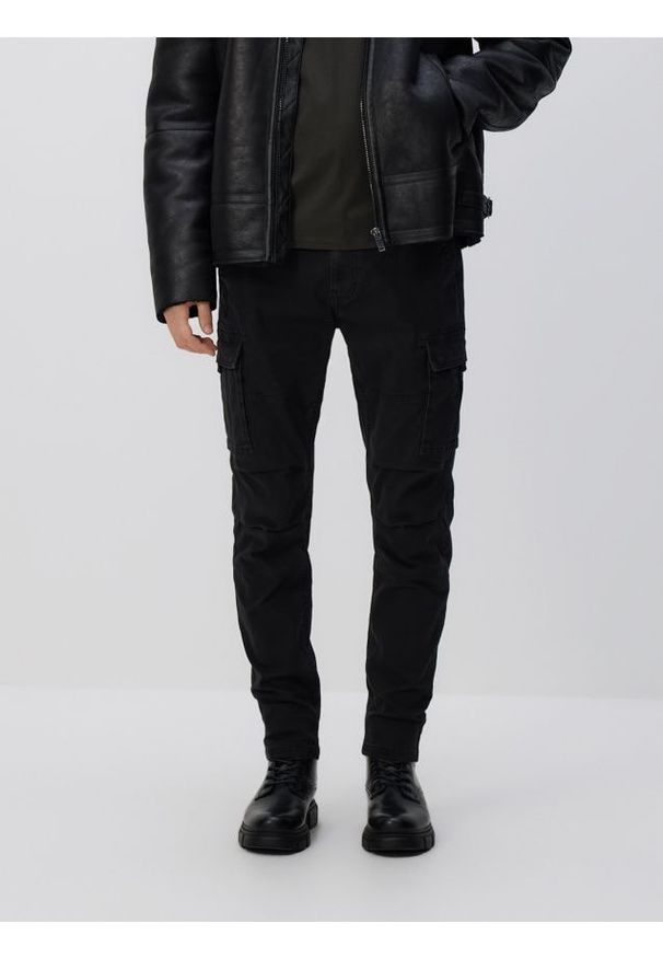 Reserved - Spodnie cargo slim fit - czarny. Kolor: czarny. Materiał: tkanina, bawełna