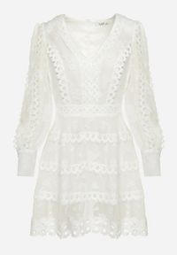 Born2be - Biała Sukienka Mini o Luźnym Kroju z Trójkątnym Dekoltem i Ażurowym Zdobieniem Malachia. Kolor: biały. Materiał: materiał. Długość rękawa: długi rękaw. Wzór: ażurowy, aplikacja. Długość: mini #2
