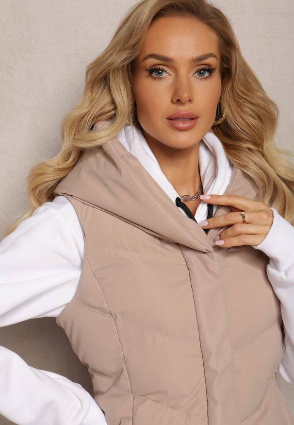 Renee - Beżowa Pikowana Kamizelka z Kapturem Roobani. Typ kołnierza: kaptur. Kolor: beżowy. Materiał: futro. Długość: długie. Wzór: aplikacja. Styl: elegancki