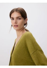 Reserved - Rozpinany kardigan - oliwkowy. Kolor: oliwkowy. Materiał: dzianina, wełna