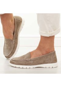 Beżowe ażurowe skórzane mokasyny damskie Vinceza 95360. Okazja: na co dzień, na spacer. Nosek buta: okrągły. Kolor: beżowy. Materiał: skóra. Szerokość cholewki: normalna. Wzór: ażurowy. Sezon: wiosna, lato. Styl: casual, klasyczny, elegancki #1