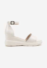 Born2be - Białe Sandały na Koturnie z Cyrkoniami Tiarelle. Okazja: na co dzień. Zapięcie: sprzączka. Kolor: biały. Materiał: jeans. Obcas: na koturnie. Styl: wizytowy, elegancki, casual #3