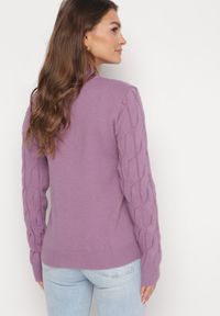 Born2be - Jasnofioletowy Klasyczny Sweter w Ozdobny Splot Aliissa. Kolor: fioletowy. Materiał: dzianina. Długość rękawa: długi rękaw. Długość: długie. Wzór: ze splotem. Styl: klasyczny #2