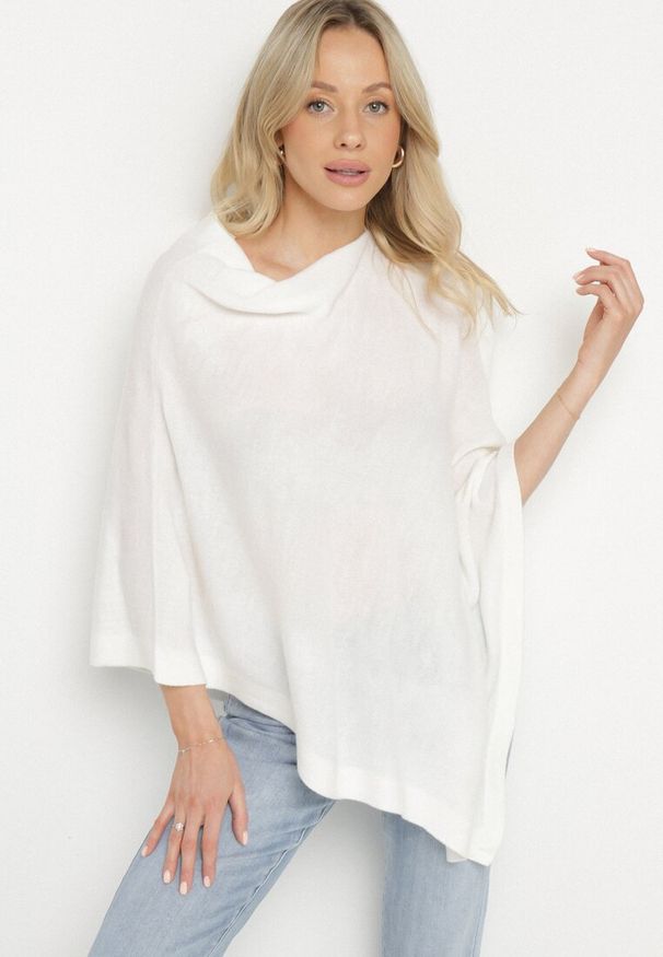 Born2be - Biała Asymetryczna Bluzka w Stylu Narzutki Oversize Otisha. Okazja: na co dzień. Typ kołnierza: dekolt w kształcie V. Kolor: biały. Materiał: jeans. Styl: elegancki, casual