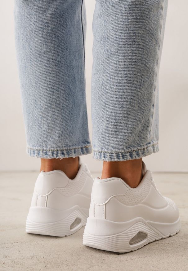 Born2be - Białe Sneakersy na Grubej Podesziwe Ozdobione Przezroczystą Wstawką Riosanna. Okazja: na co dzień, na spacer. Kolor: biały. Materiał: jeans. Wzór: aplikacja. Sport: turystyka piesza