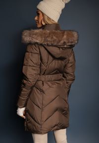 Renee - Brązowa Długa Pikowana Kurtka w Stylu Parki z Troczkiem w Pasie i Sztucznym Futerkiem Abelasa. Okazja: na co dzień. Kolor: brązowy. Materiał: futro. Długość: długie. Sezon: zima. Styl: casual, street, klasyczny #4