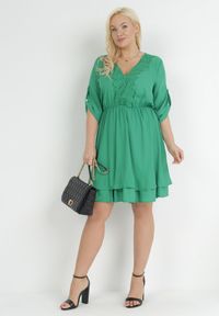 Born2be - Zielona Rozkloszowana Sukienka Mini z Ozdobnym Dekoltem i Gumką w Pasie Braely. Kolor: zielony. Materiał: tkanina. Długość: mini #3
