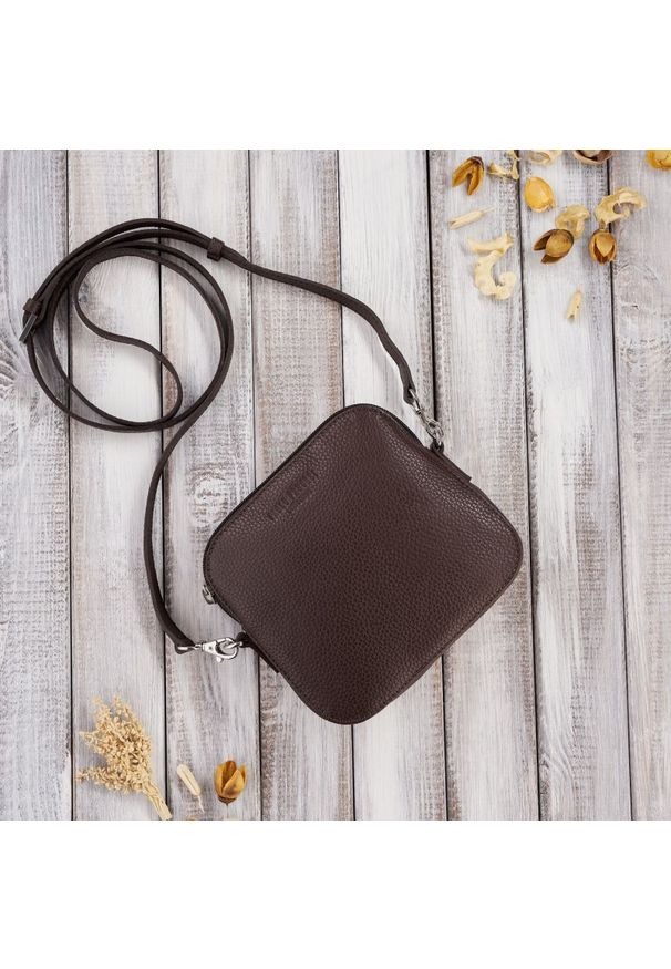 Listonoszka skórzana PAOLO PERUZZI IN-61-BR brązowa. Kolor: brązowy. Sezon: zima, jesień, wiosna, lato. Materiał: skórzane. Rodzaj torebki: na ramię