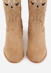 Renee - Ciemnobeżowe Ażurowe Botki Kowbojki VICES na Stożku Zdobione Nitami Sennatea. Okazja: na spacer. Kolor: beżowy. Materiał: zamsz, jeans. Wzór: ażurowy, aplikacja. Sezon: lato. Obcas: na stożku. Styl: elegancki, boho. Wysokość obcasa: średni #3