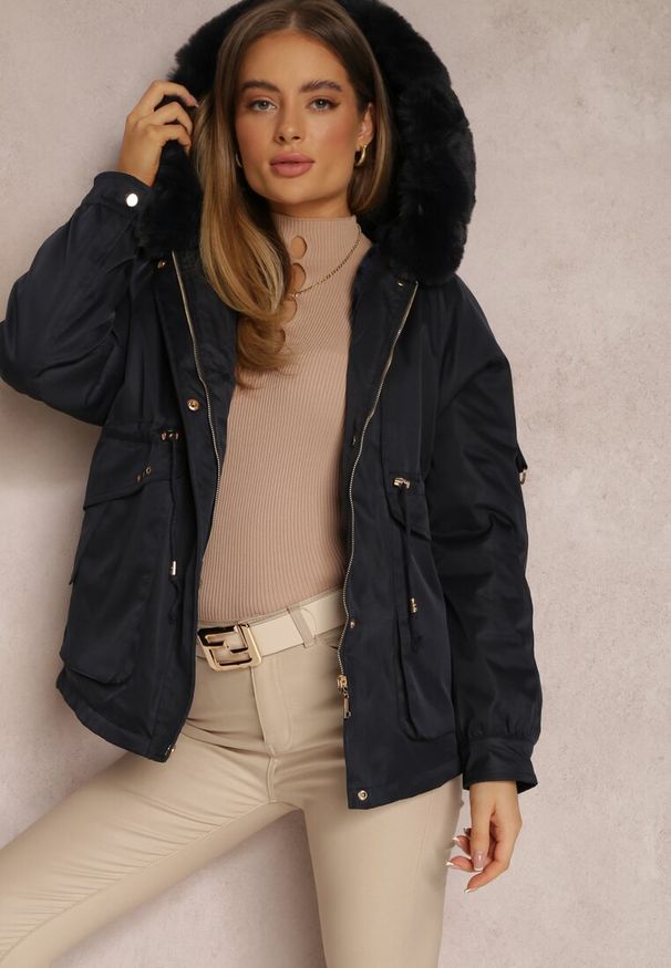 Renee - Granatowa Kurtka Nylonowa Parka z Odpinanym Futerkiem Pasca. Kolor: niebieski. Materiał: nylon, futro. Wzór: paski. Styl: klasyczny
