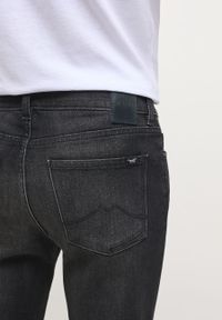 Mustang - DAMSKIE SPODNIE JEANSOWE MUSTANG CROSBY RELAXED SLIM DENIM BLACK 1013589 4000 702